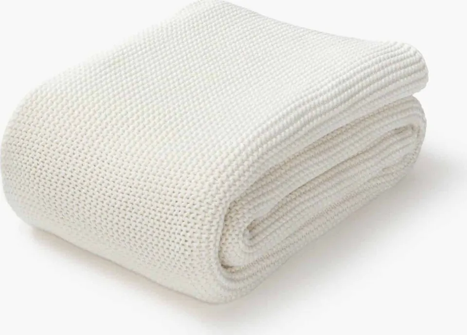 Strickdecke Adalyn aus nachhaltiger Bio-Baumwolle in Größe 150x200cm, weiche und warme Wolldecke für gemütliche Stunden