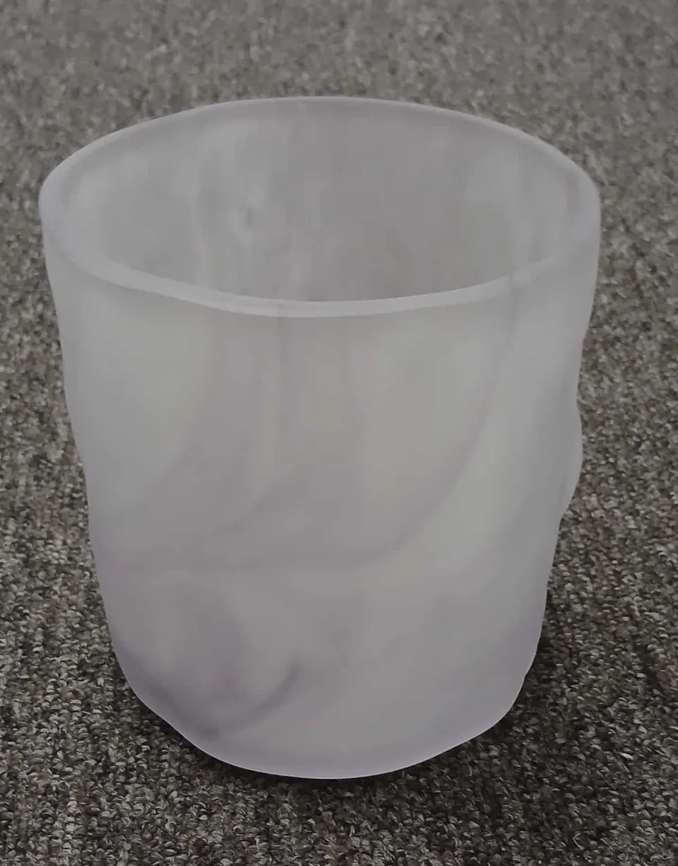 Windlicht MOORE in kräftigem Lila mit modernem Design und stabilem Glas für stimmungsvolle Beleuchtung im Innen- und Außenbereich