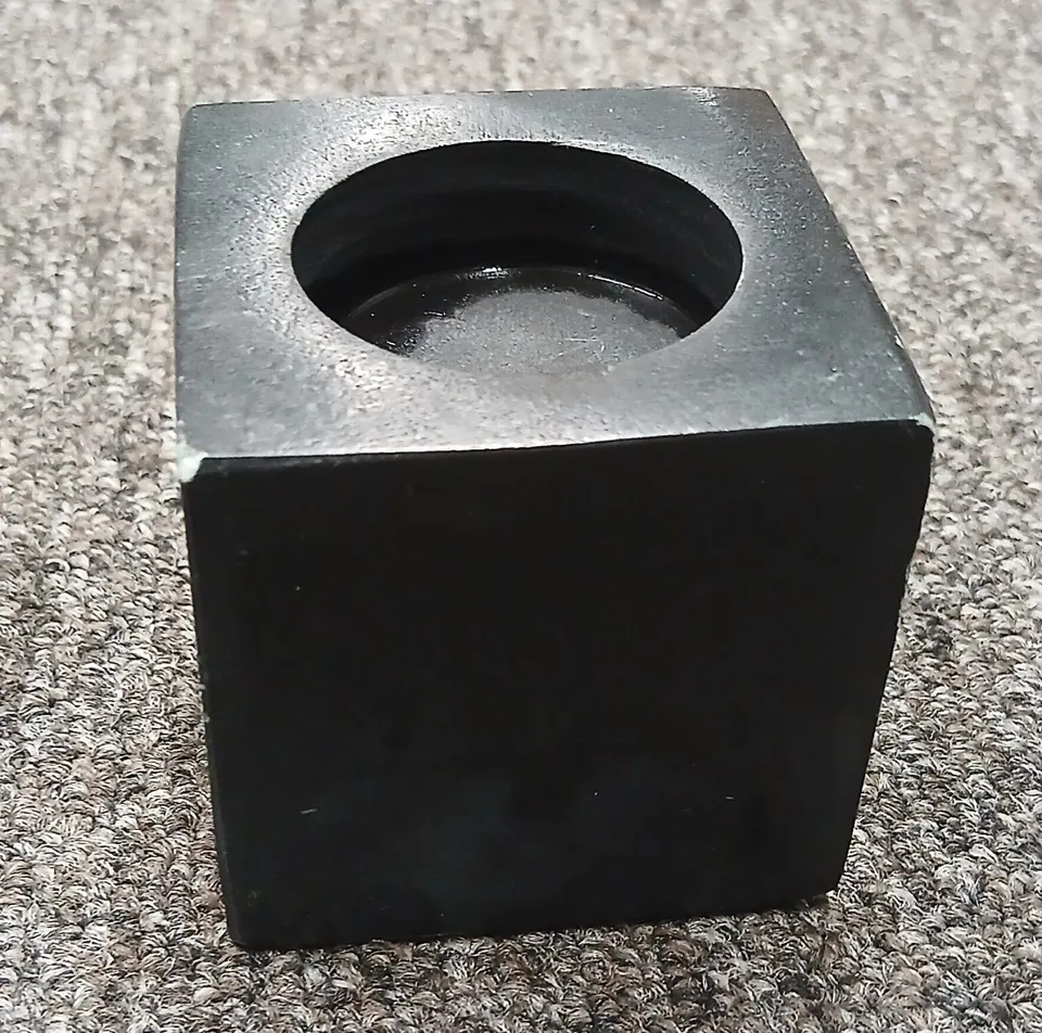 Teelichthalter Estel aus Metall in modernem Design ideal für dekorative Kerzenbeleuchtung