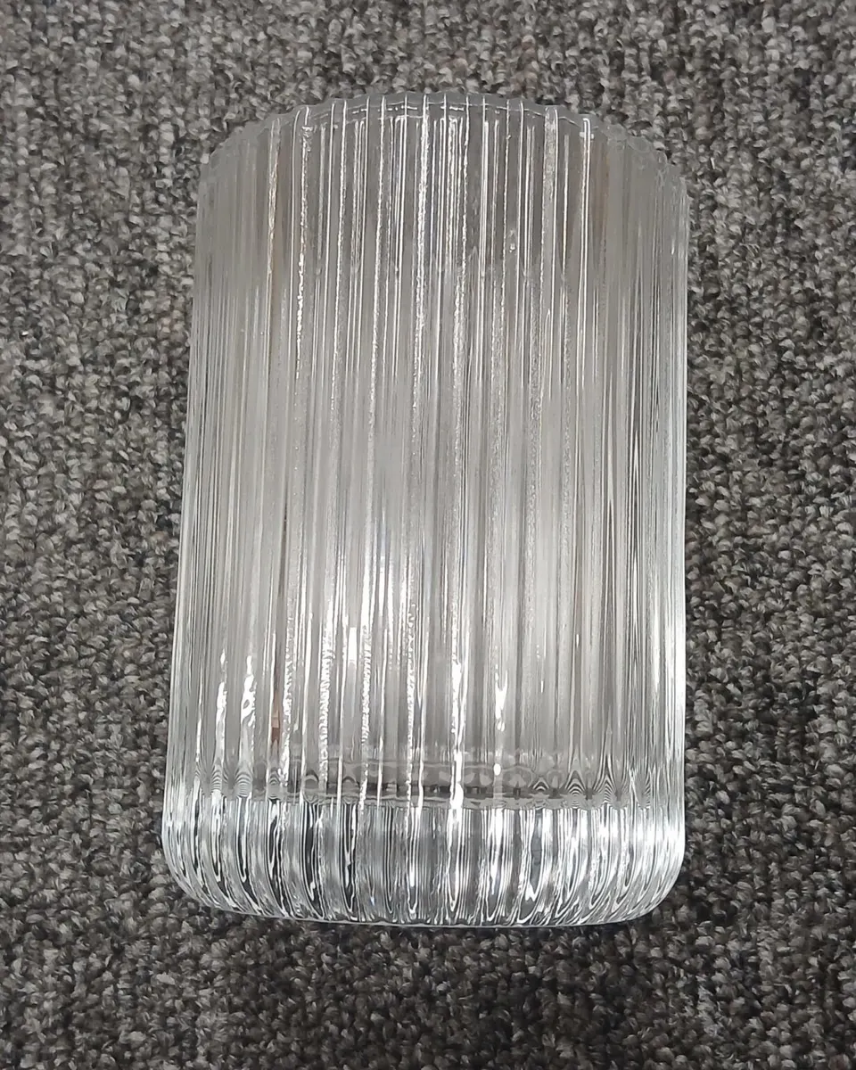 Trinkglas Rill mit eleganten Rillen und klarem, robustem Glas für stilvollen Genuss