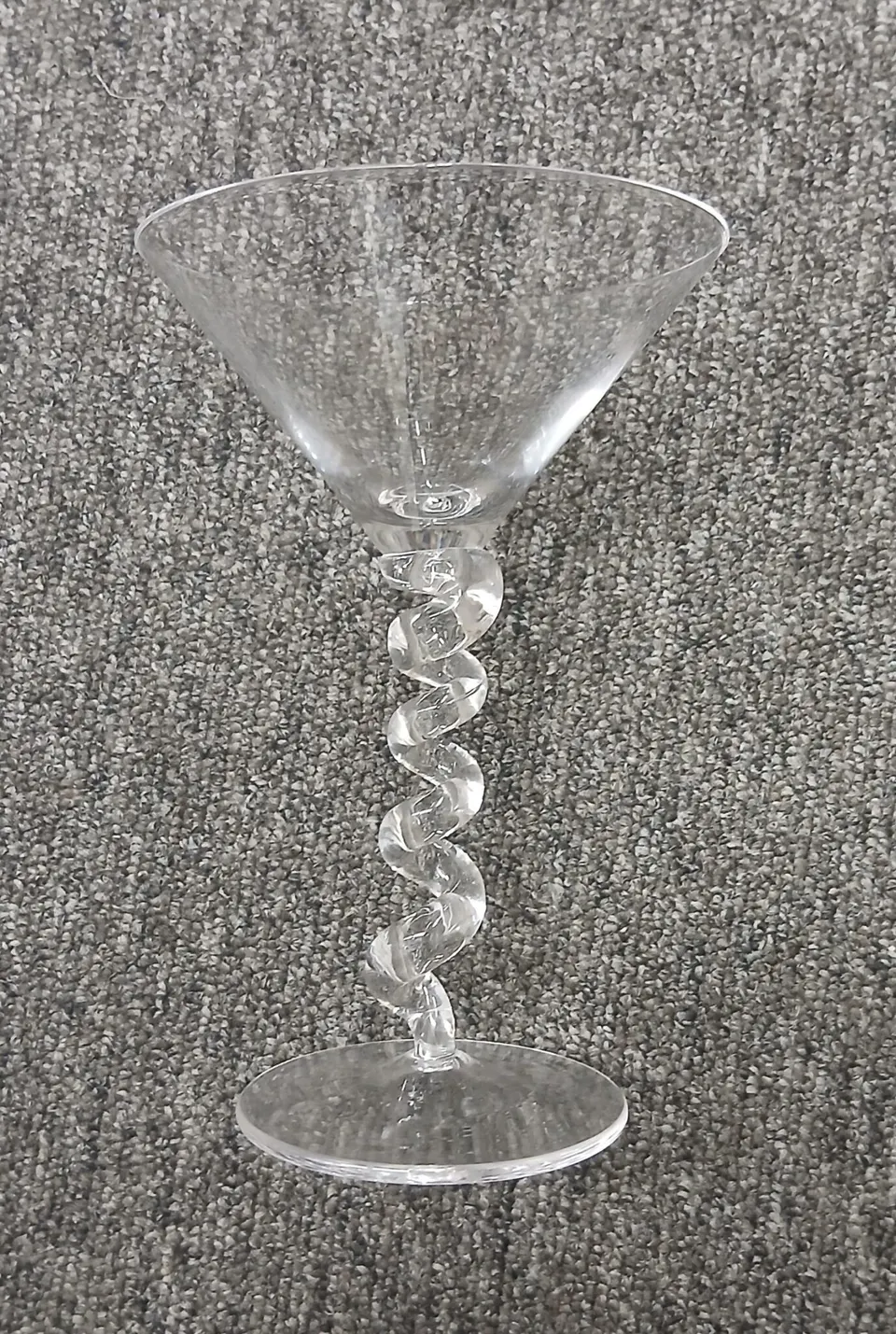 Martiniglas Spiral elegantes Cocktailglas mit spiralem Design aus klarem Glas ideal für Martinis und andere Cocktails