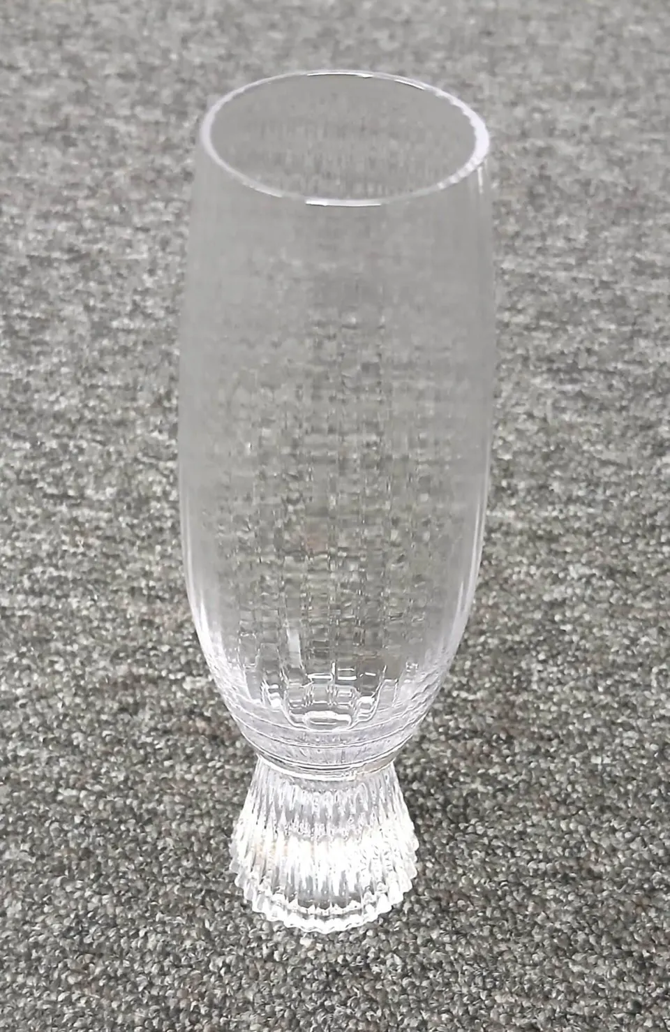 Sektglas mit eleganten vertikalen Rillen für stilvollen Sektgenuss