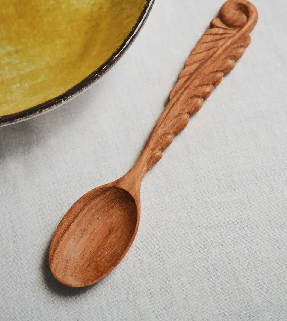 Handgeschnitzter Holzlöffel aus naturbelassenem Holz für Küche und Dekoration
