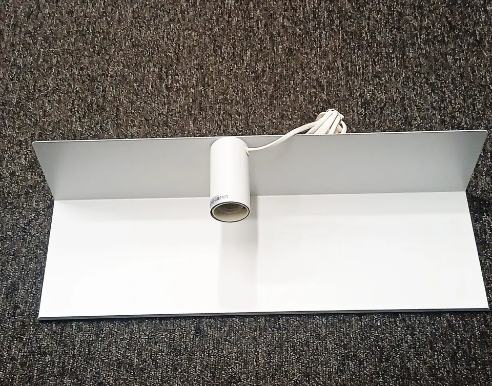 Wandleuchte mit Magnet zur flexiblen Befestigung und modernes Design für Innenräume