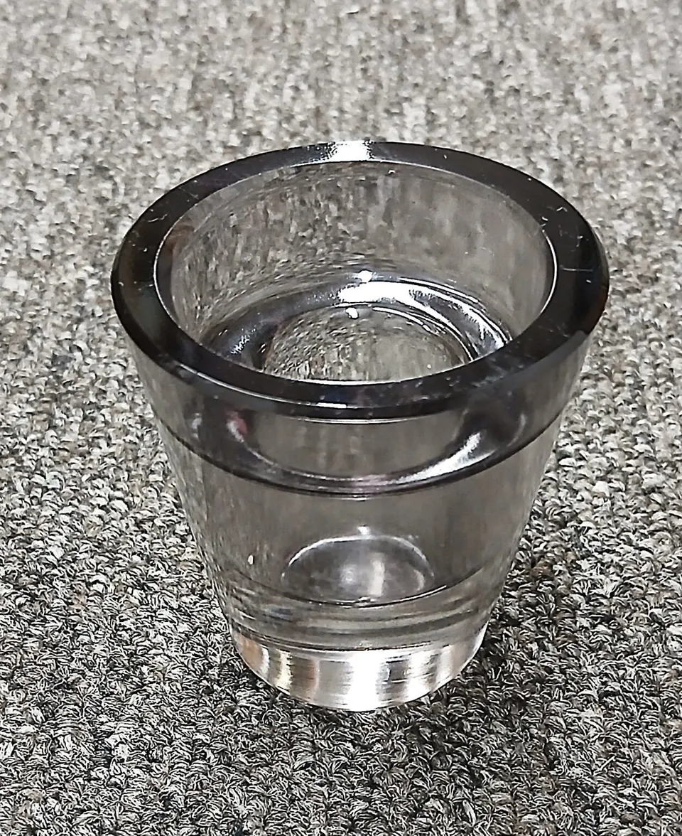 Kerzenhalter Sip aus Metall für elegante Raumdekoration und sicheren Kerzeneinsatz
