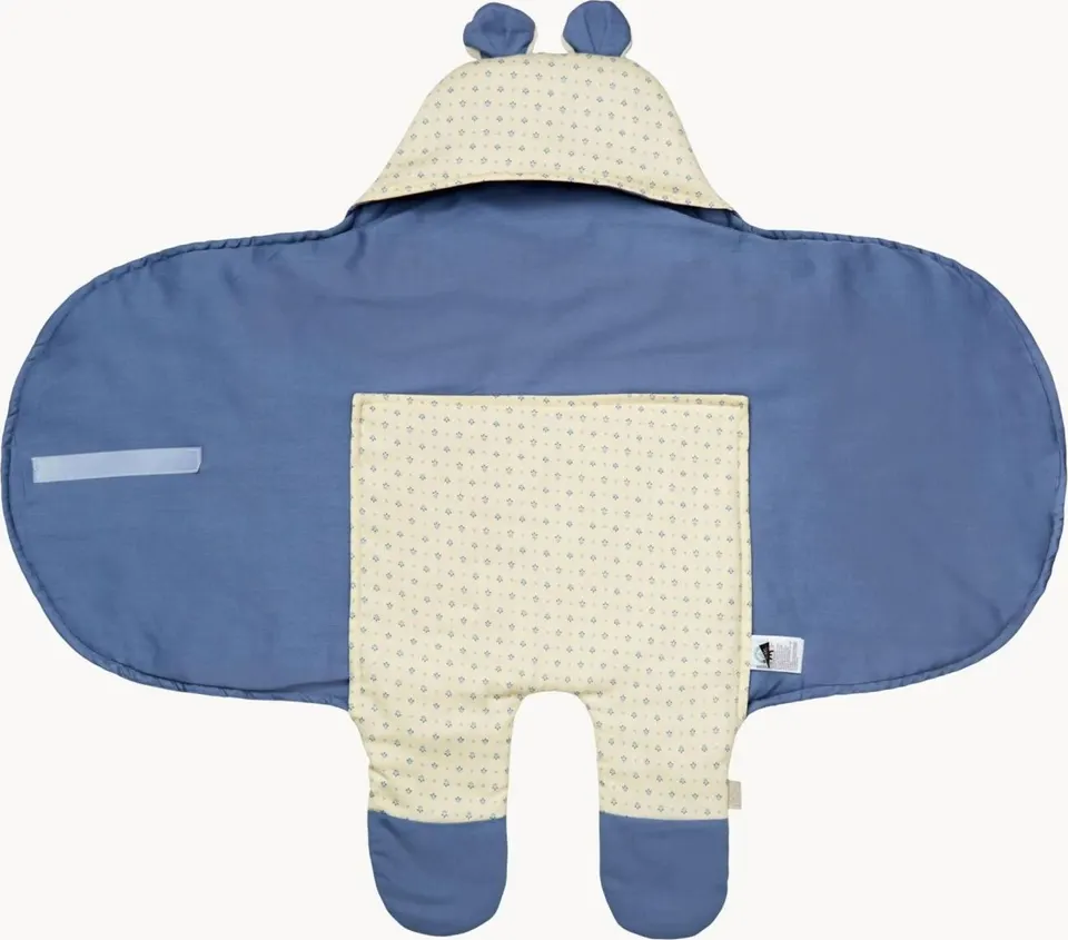 Wickeltuch Capri aus 100% Bio-Baumwolle in eleganter Farbgebung und weicher Textur, ideal für umweltbewusste Eltern und sanfte Wickelmomente.