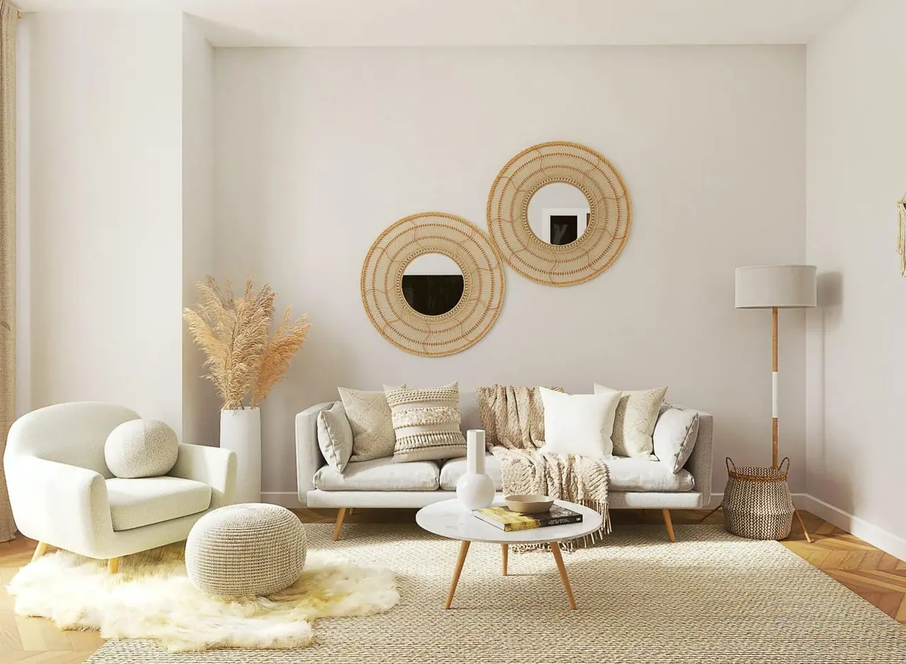 Helles Wohnzimmer mit Rattanspiegeln, Bouclé-Sessel und Stehleuchte