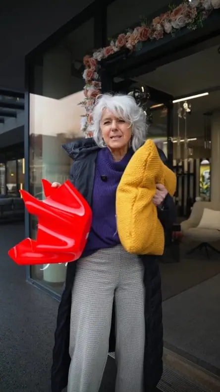 Interior-Designerin mit Kissen im Showroom