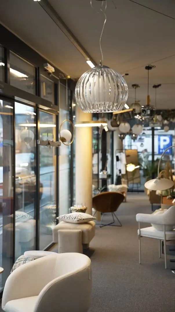 Einblick in den by Gloria home Store mit Leuchten und Loungemöbeln