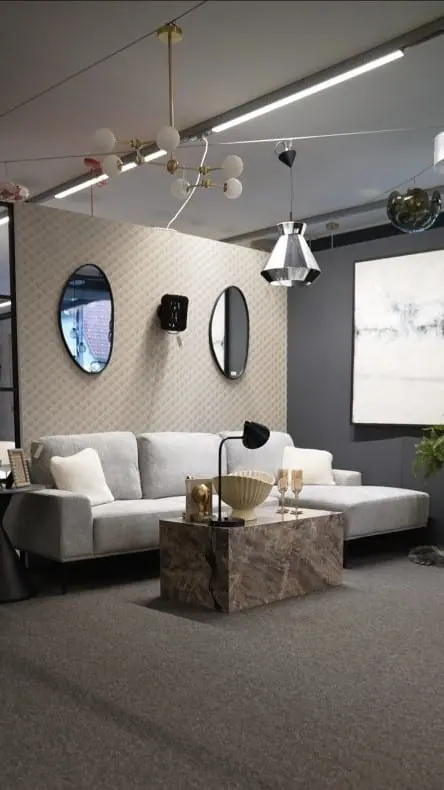 Sofa, Spiegel und Leuchten im Showroom